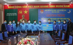 Tổng công ty HUD trao tặng 10.000 khẩu trang y tế và 2.800 chai dung dịch rửa tay khô diệt khuẩn cho tỉnh Vĩnh Phúc