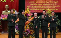 Đại tướng Nguyễn Quyết nhận Huy hiệu cao quý của Đảng