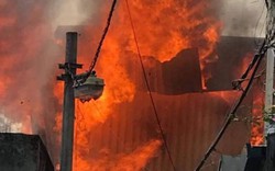 Hà Nội: Cháy lớn ở xưởng mộc, 5 xe cứu hoả được điều đến hiện trường