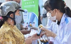 ĐH Lạc Hồng tặng 10.000 chai gel rửa tay tự sản xuất chống Covid-19