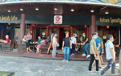 Dịch Covid-19 ở Hà Nội: Quán cà phê, nhà hàng "vắng như chùa bà Đanh"