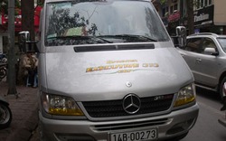 Hà Nội: Mercedes chở 6 khách nước ngoài bỗng bốc cháy
