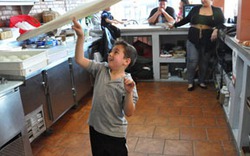 Clip: Cậu bé 10 tuổi tung hứng pizza như xiếc