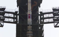 Hôm nay, Triều Tiên lắp xong vệ tinh vào tên lửa