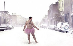 Sốc: Đàn ông bán nude, diện váy ballet hồng diễu phố