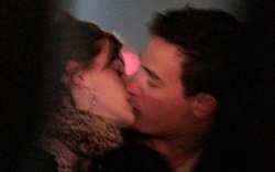 &#34;Phù thủy&#34; Emma ôm hôn đắm đuối bạn trai