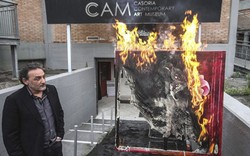 Giám đốc bảo tàng đốt tranh phản đối &#34;buộc bụng&#34;