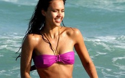 Diện bikini quá mỏng, Jessica Alba hớ hênh &#34;lộ hàng&#34;