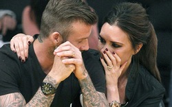 Vợ chồng Beckham tình tứ đi xem bóng rổ