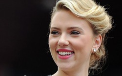 Scarlett Johansson rạng rỡ nhận sao Danh vọng