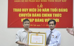 Trao tặng Huy hiệu 30 năm tuổi Đảng cho phóng viên Báo NTNN