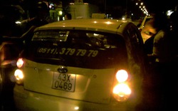 Khách Trung Quốc hành hung, đạp văng tài xế taxi