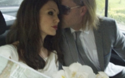 Sôi sục &#34;ảnh cưới&#34; của Angelina Jolie và Brad Pitt