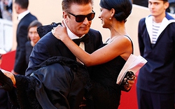 Sao Hollywood bế bạn gái trên thảm đỏ Cannes