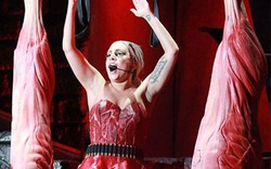 Lady Gaga lại diện váy thịt lên sân khấu
