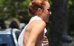 Quên nội y, Miley Cyrus vừa chạy vừa ôm ngực