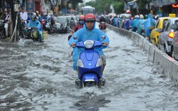 Hà Nội: Mưa lớn, có nơi ngập tới 1 mét