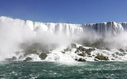 Suýt chết vì nhảy xuống thác nước Niagara hùng vĩ