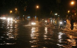 Sau cơn mưa 3 tiếng, Hà Nội lại bì bõm thành... sông