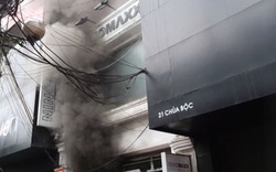 Hà Nội: Cửa hàng thời trang bốc cháy, khói nghi ngút