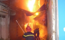 Cháy dữ dội ở phố cổ Hà Nội, nhà 3 tầng trơ trụi