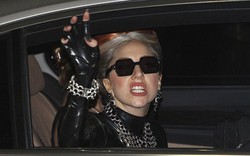 Sau khoe da thịt, Lady Gaga ngột ngạt trong váy cao su