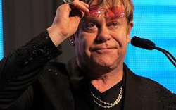 Elton John nhập viện khẩn cấp