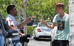 Mải đuổi đánh paparazzi, Justin Bieber tuột cả giày