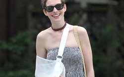 Tay bị bó bột, Anne Hathaway vẫn cười hết cỡ