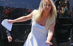 Britney Spears loạng choạng suýt ngã vì giầy cao gót