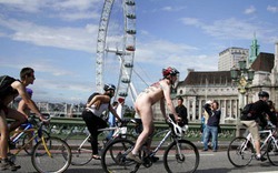 Hàng trăm người cởi trần đi xe đạp ở London