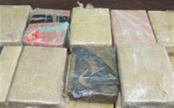 Bắt giữ 2 kẻ vận chuyển 62 bánh heroin