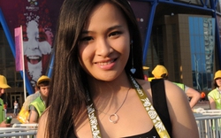 Cô gái Việt duyên dáng làm tình nguyện cho Euro