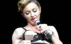 Madonna vạch áo khoe ngực trước biển người
