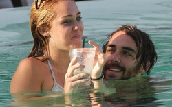 Sau đính hôn, Miley diện bikini tắm cùng trai lạ