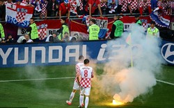 CĐV Croatia ném bom khói xuống sân Municipal Stadium