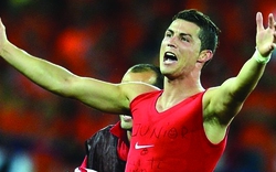 C. Ronaldo mang theo hai vệ sĩ đến Euro