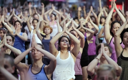 Hàng nghìn “tín đồ” yoga lấp đầy Quảng trường Thời đại