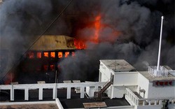 Cận cảnh khói lửa bao trùm trụ sở bang Ấn Độ