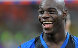 Bên lề Euro: Balotelli bị cắm sừng, Joe Hart diễn tuồng