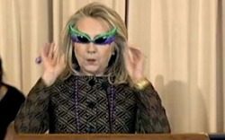 Hillary Clinton đeo kính lòe loẹt như… siêu nhân