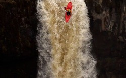 VĐV liều lĩnh lao xuống thác nước cao 21m