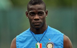 Bên lề Euro: Balotelli được minh oan, Đức được chiêu đãi ảnh &#34;nóng&#34;