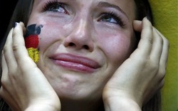 CĐV nữ Đức khóc như mưa sau trận thua