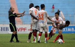 Thẻ phạt V.League 2013 tăng do... trọng tài?