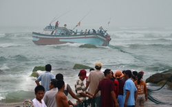 Quảng Ngãi: Tàu mới ra cửa đã bị nạn, 11 ngư dân thoát chết