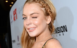 Lindsay Lohan đá lông nheo, khoe da nám đen
