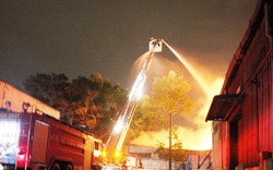 Tổng kho Sacombank cháy dữ dội trong đêm, thiệt hại lớn
