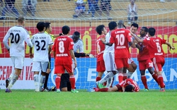 Sự cố V.League: Cầu thủ gãy răng ở Lạch Tray, sân Vinh &#34;vỡ&#34;