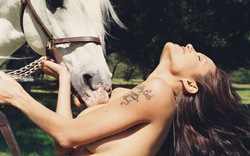 Phát sốt với ảnh ngựa &#34;nghịch&#34; ngực trần của Jolie